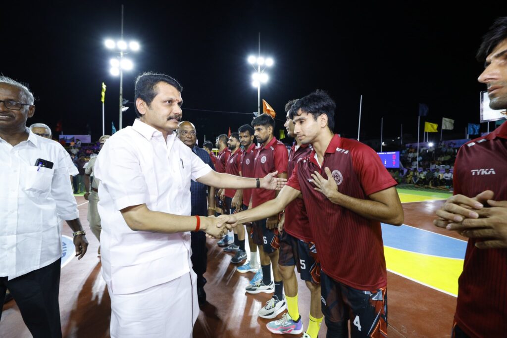 On May 28, The 65th All India LRG Naidu Cup (Men) and 11th KVP Cup (Women) basketball tournaments were successfully held at Karur Thiruvalluvar Grounds from May 22 to 27. During the finals yesterday, the winning men’s and women’s teams were felicitated and awarded. (1/2)