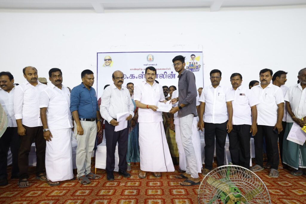 On July 17, The Ungaludan Stalin scheme is holding 179 special camps across Karur district. Today, petitions were collected from residents of Wards 24 and 26 at the Chinna Kongu Wedding Hall camp. Karur District Collector Mr. Thangavel, local officials, and the public participated, urging everyone to benefit from these camps.